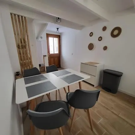 Apartment Paisible Maison De Village Avec Terrasse *